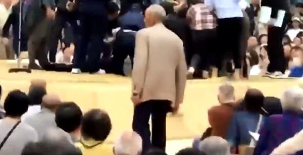 見ていた女性が心臓マッサージを施そうと