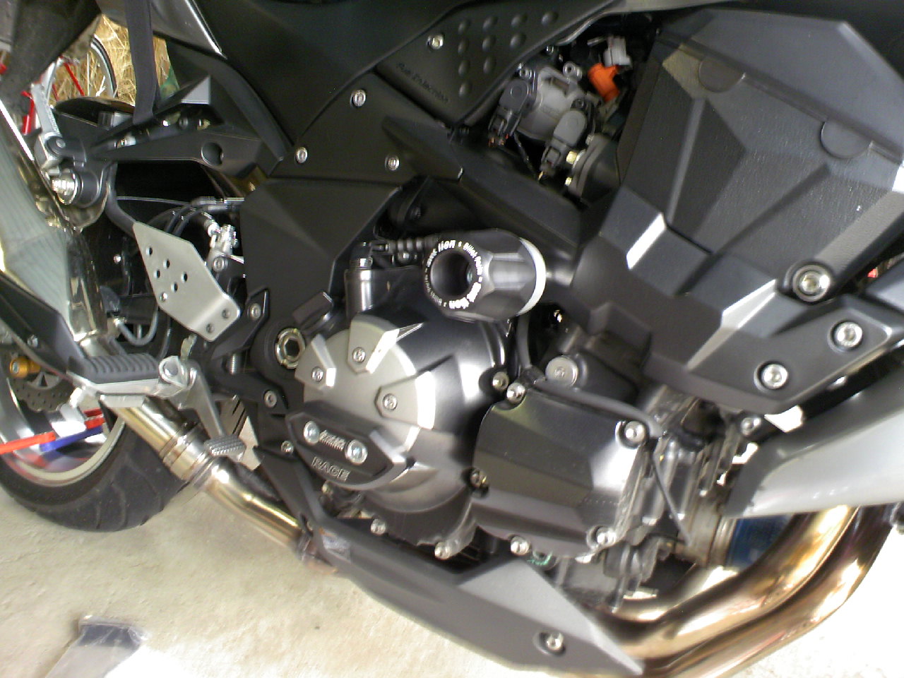 ガードを固めろ バイクに乗りたいぞ Z1000 Serowで走るダム 林道のバイクライフ