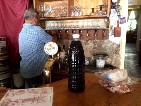 イタリアワインも量り売りがあった レストランからワインとチーズを買ってくる ２区 猫とプラハ