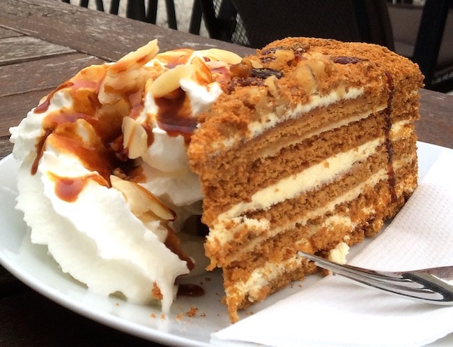 チェコのスイーツ メドヴニーク Medovnik ハニーケーキ 食べ比べ 猫とプラハ