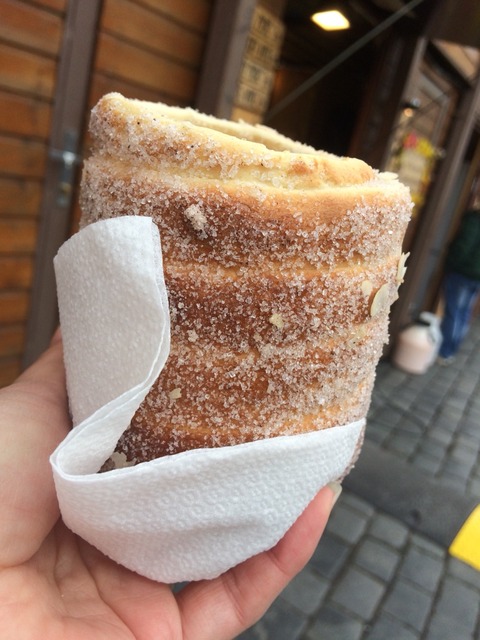 チェコ名物 焼きたての熱々trdelnik トゥルデルニーク を屋台で 猫とプラハ チェコ名物 焼きたての熱々trdelnik トゥルデルニーク を屋台で 猫とプラハ