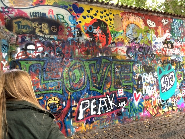 チェコ人の心の叫びが沢山書き込まれて来たジョン レノンの壁 猫とプラハ