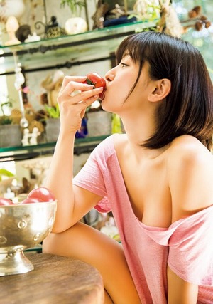  セフレにしたい体www抱き心地の良さそうなちょうどいい肉付きの階戸瑠李グラビア画像！ 4