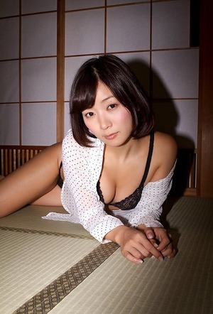  セフレにしたい体www抱き心地の良さそうなちょうどいい肉付きの階戸瑠李グラビア画像！ 12