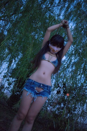 穴あきドスケベデニムで野外浣腸するドスケベ画像ｗｗｗ 7