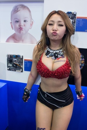 【ドスケベ衣装w】性欲を刺激するデザインwwwキャンギャルやRQのコスチューム画像www【30枚】 14