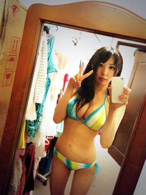  Lカップの細身爆乳！伊藤杏奈の乳肉がエロいグラビア！ 10