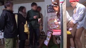 またバカな企画をｗｗｗ下半身丸出し屋台で立ちバックセクロスｗｗｗ 13
