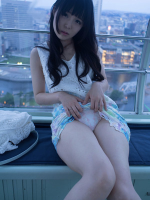 スカートたくしあげてパンツ見せてる女の子画像w 12