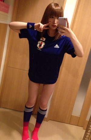 サッカーユニフォームってエロいなwww吉見衣世の自撮りwww 8