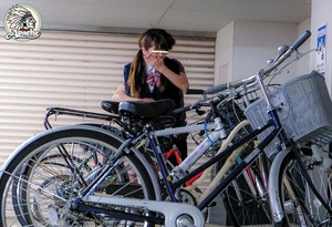 人気のない薄暗い駐輪場でJKにエロいことするAVが卑猥www 5