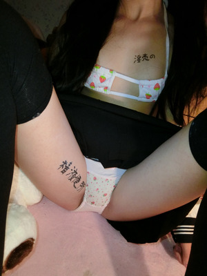 開脚パンツ見せつけポーズのドスケベ女画像www 4