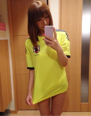 サッカーユニフォームってエロいなwww吉見衣世の自撮りwww 12