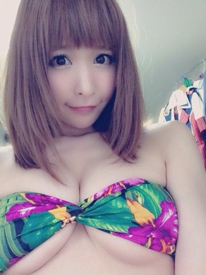 サッカーユニフォームってエロいなwww吉見衣世の自撮りwww 5
