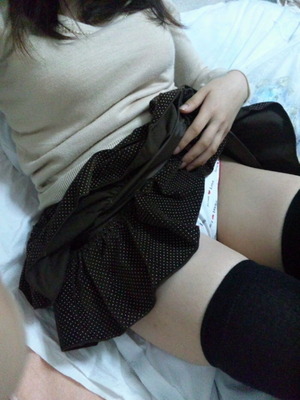 スカートたくしあげてパンツ見せてる女の子画像w 11