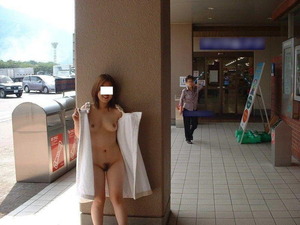 サービスエリアや路上で露出プレイを楽しむドスケベ素人www 4