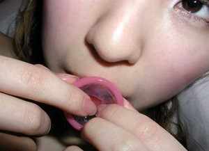  使用前、使用後wwwコンドームと一緒に写ってる女の子画像www 15