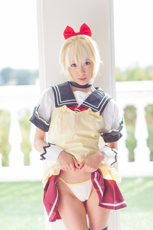 スカートたくしあげてパンツ見せてる女の子画像w 2