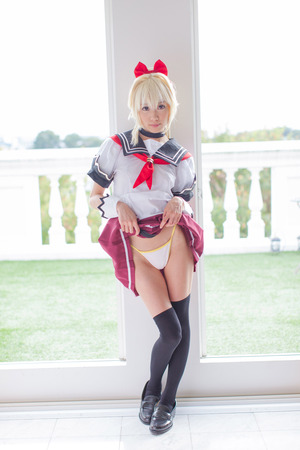 スカートたくしあげてパンツ見せてる女の子画像w