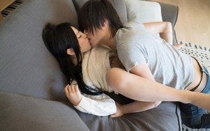 低身長パイパンお嬢様をソファに押し付け種付けセクロス最高www 14