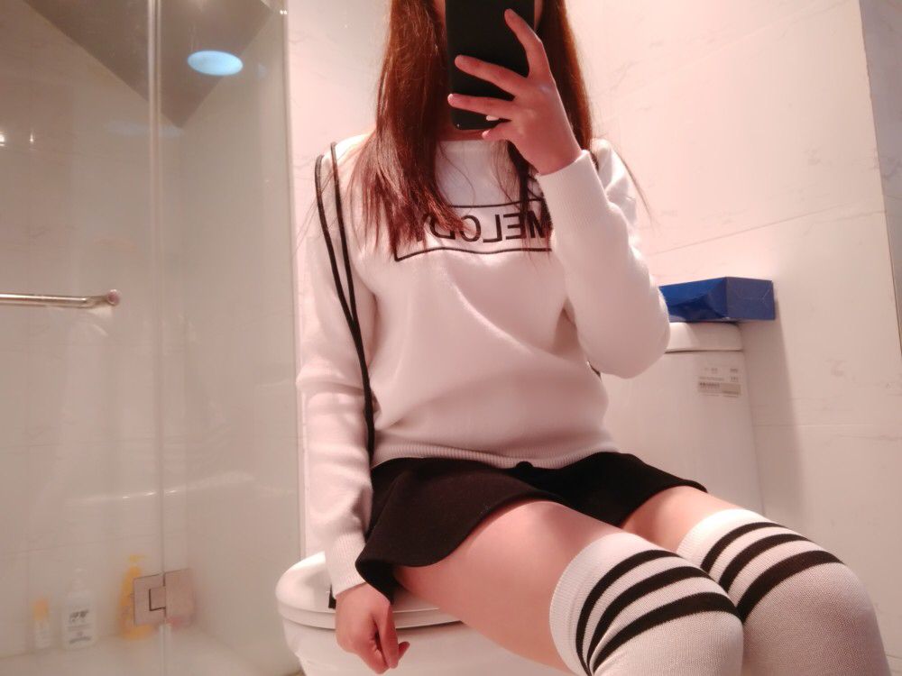 超ミニスカに白ニーハイで自撮りする美脚素人のエロスwww ニーソ大好き エロ画像動画ブログ 超ミニスカに白ニーハイで自撮りする美脚素人のエロスwww ニーソ大好き エロ画像動画ブログ