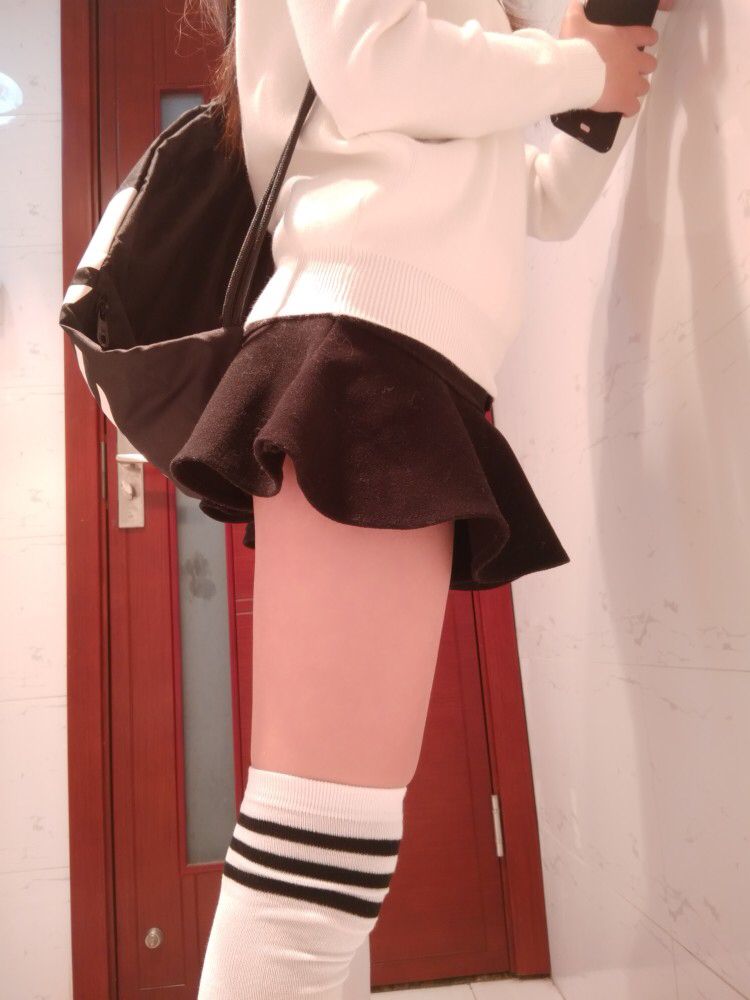 超ミニスカに白ニーハイで自撮りする美脚素人のエロスwww ニーソ大好き エロ画像動画ブログ 超ミニスカに白ニーハイで自撮りする美脚素人のエロスwww ニーソ大好き エロ画像動画ブログ