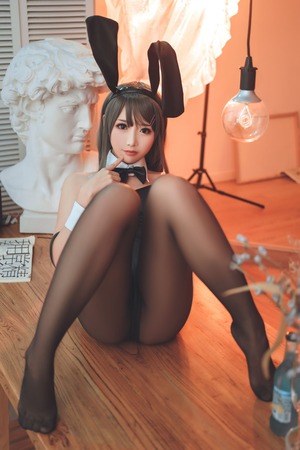 パンストのツヤスベ感がめっちゃエロい美脚バニーガールちゃん！