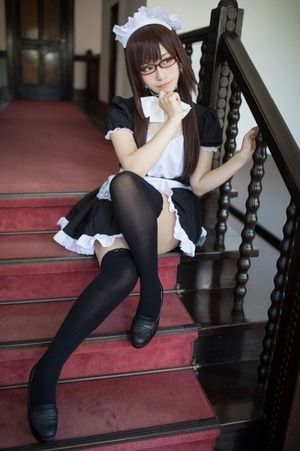 エヴァ・マリのエロメイドwwwニーハイの似合う美脚がいいね！