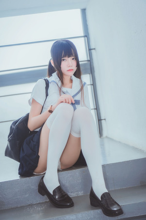 ニーハイ美少女ＪＫの絶対領域とへそちらのエロス！