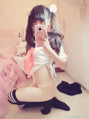 【ニーソLOVE】ライン入り黒ニーソでセーラー服自撮りする素人娘がエロ可愛いwww
