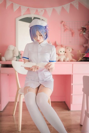 いい太腿してますねぇｗｗｗコスプレイヤーの肉感ふとももエロスｗｗｗ