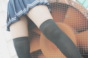  絶妙なふとももの肉付き！ニーソと太腿の絶対領域エロス画像！ 12