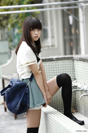  絶妙なふとももの肉付き！ニーソと太腿の絶対領域エロス画像！ 3