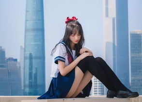 セーラ服の絶対領域と青い空！美脚ニーハイ画像！