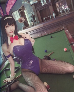 パンストに網タイツｗｗｗ美少女コスプレイヤーのおいしそうなフトモモ！