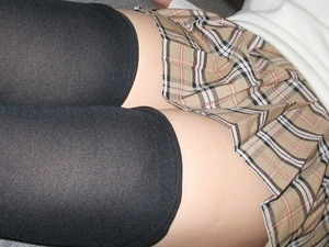 生々しい感じがグっとくるニーハイ女子のエロス画像！ 9