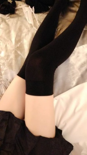 生々しい感じがグっとくるニーハイ女子のエロス画像！ 20