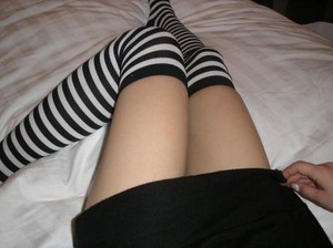 【コスプレ感↑↑】縞ニーソ着用女子の美味しそうな下半身画像！ 18