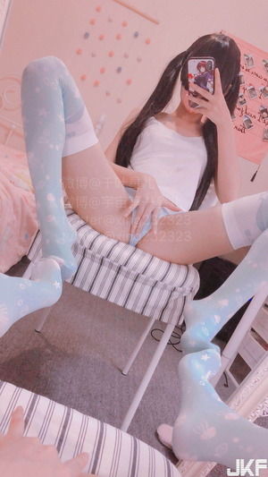 ツインテールな素人女神のニーハイエロ自撮り！