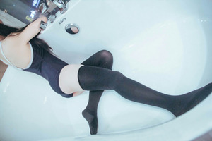 旧式スク水と黒のニーソの組み合わせ超エロwww 13