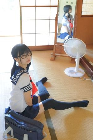 絶対領域がグッとくるニーハイJKの青春エロス画像!