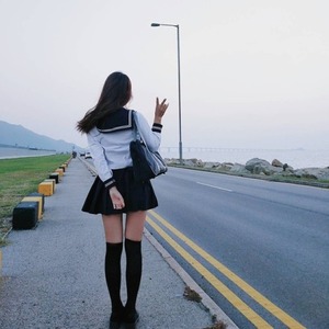 パンツだけ下ろして制服姿のまま犯したくなるJKエロス画像！ 10