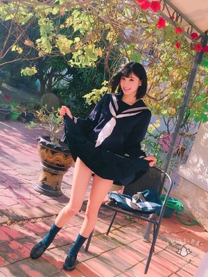 魅惑の誘い受けポーズｗｗｗスカートたくし上げ女子のエロス！ 2
