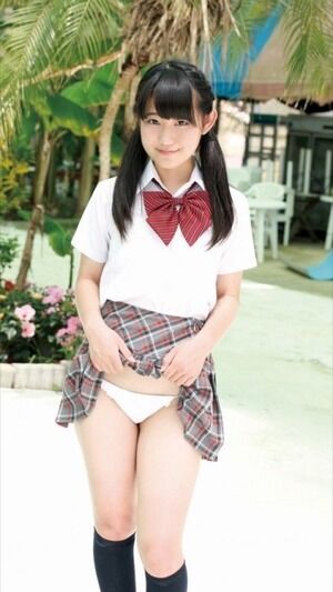 恥じらいと誘い受けＷ脱ぎかけ＆たくし上げの制服女子エロス画像！