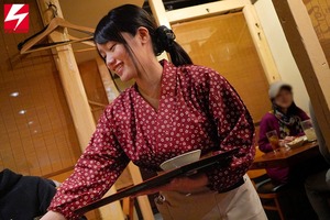 居酒屋でバイトする純朴顏清楚ちゃんが脱いだらめっちゃ美巨乳！押しに負けて赤面しながらＡＶ出演！ 2