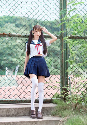 自撮りに縞パンに生足太ももに！グっときた制服女子のエロス画像！