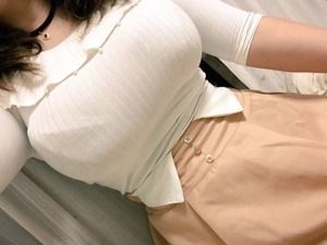 乳袋に浮き出る乳首！柔らか素材の着衣巨乳たゆゆん感↑↑画像！ 1