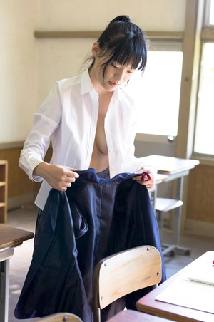 【清楚系ビッチ】制服ぬぎかけのJK画像が妄想捗ってエロいわ～ww 24