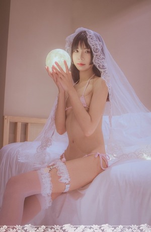  黒髪細身美少女がエッロイ極小ビキニとかエロい上に絵になるなwww 4