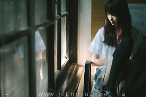 【清楚系】儚げオーラにグっとくるニーソな制服美少女画像！ 9